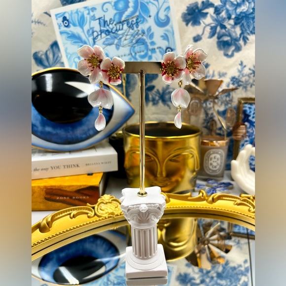 🆕 LES NEREIDES 🧿 NWOT White Cherry Blossom Dangling Earring - Picture 3 of 17